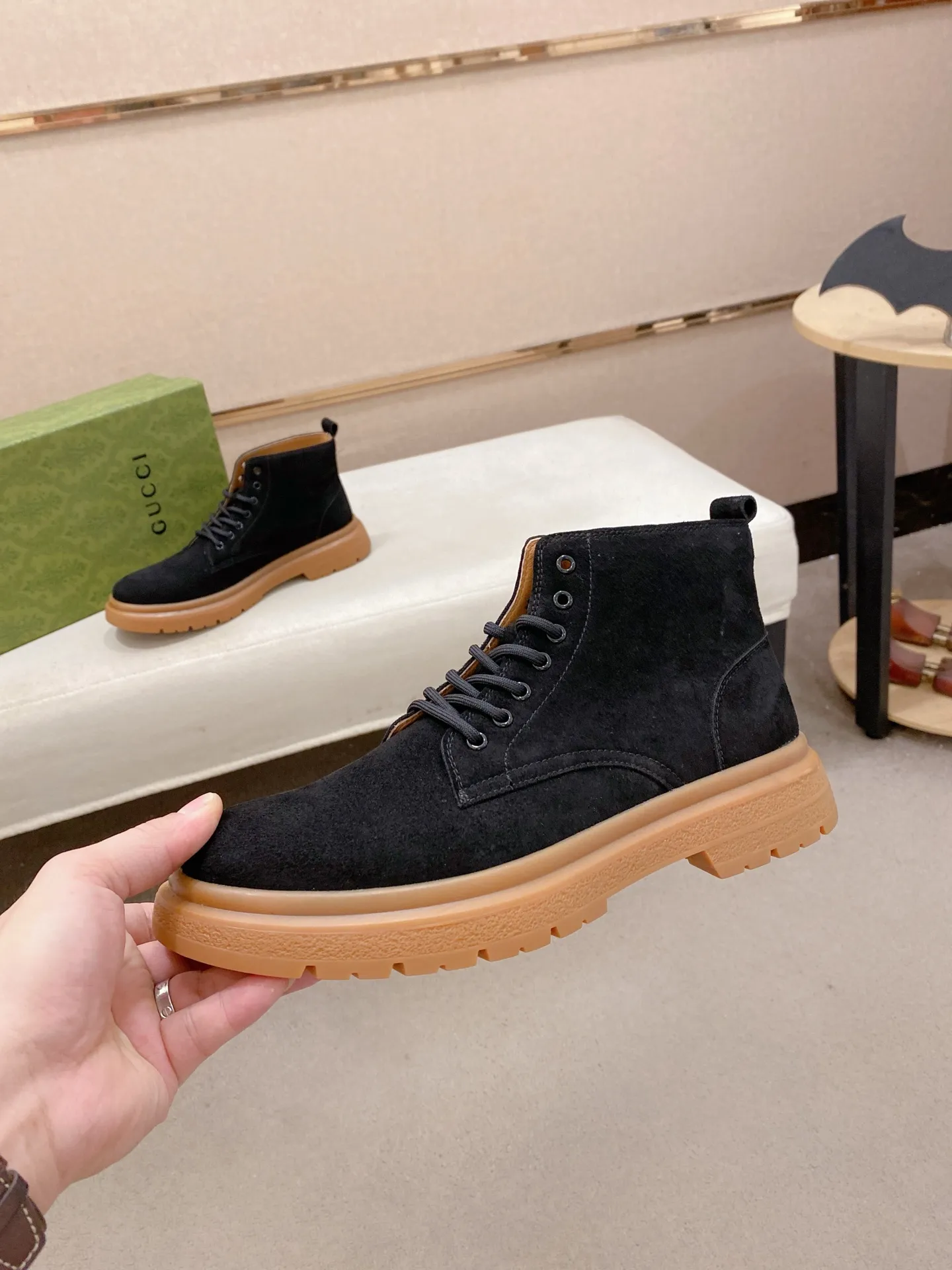 Men's shoes💰 440💰 Leather and velvet lining optional! The new high-top GUCCI counters are on the market at the same time. The new men's shoes and 😘fabric are selected from imported cowhide. The lining: leather lining and plush lining are optional. 👍🏿 High-end ☄️ air-cushion molded anti-slip rubber outsole, exquisite lines, simple and elegant, comfortable and high-end for leisure travel. Code number: 38 to 44 (45 can be customized and cannot be returned or exchanged)